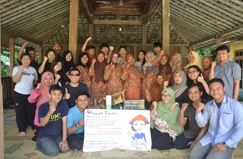 Foto bersama mahasiswa KKN Internasional dengan anggota Kelompok Wanita Tani.