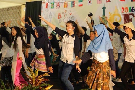 Dance performance oleh mahasiswa UMY dan mahasiswa Singapore Polytechnic dalam acara International Culture Festival.