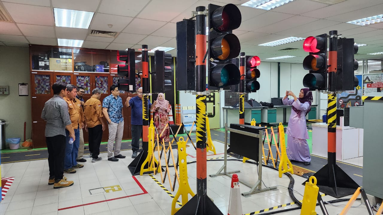 Fakultas Teknik UMY Benchmarking Teaching Laboratory & Capstone Design ke Universiti Sains Malaysia